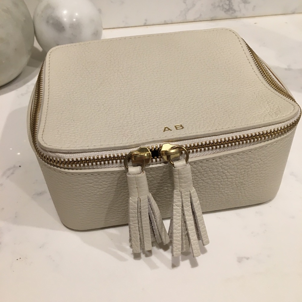 Cuyana jewelry case